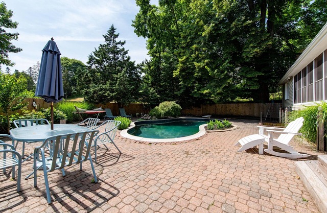 Schöne Watch Hill 4BR / 3BA mit Backyard Deck & Pool nur wenige Schritte vom Strand entfernt