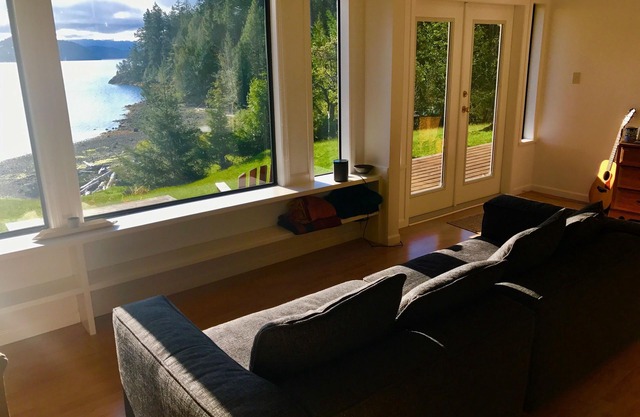 Schönes Haus am Wasser mit majestätischen Ansichten