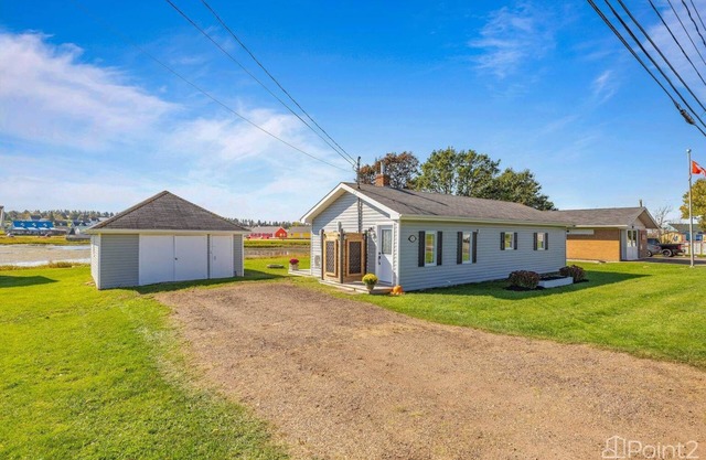 Beautiful Waterfront Cottage in the Heart of St. Peters Bay