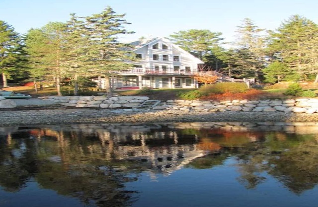 Schönes Haus am Wasser in Chester Basin an den Ufern der Mahone Bay -