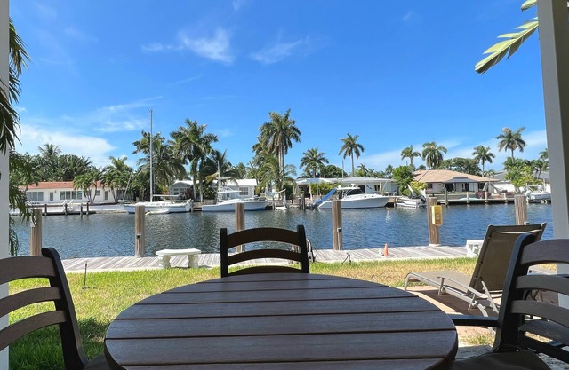 Geschmackvoll eingerichtete Waterfront Condo! Zu Fuß zum Strand, Geschäfte, Restaurants und mehr!