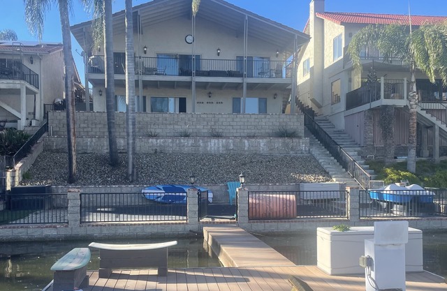 Schönes Ufergegendhaus mit Dock in Canyon Lake, Ca.