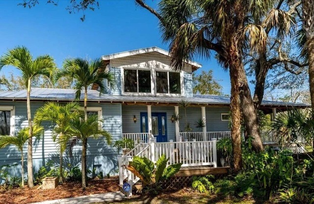 Beautiful Waterfront 3 Bedroom House with Boat Lift