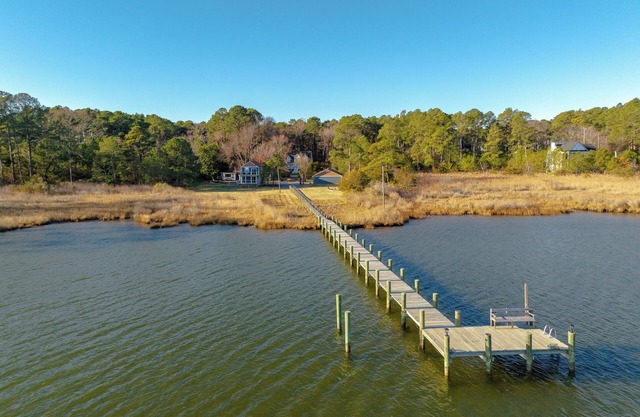 Beautiful Waterfront 2-bedroom cottage in tranquil Piney Point with WiFi, AC