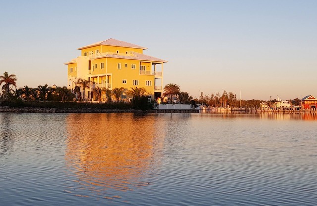 Schöne Waterfront Condo mit Panoramablick auf den Wasserweg