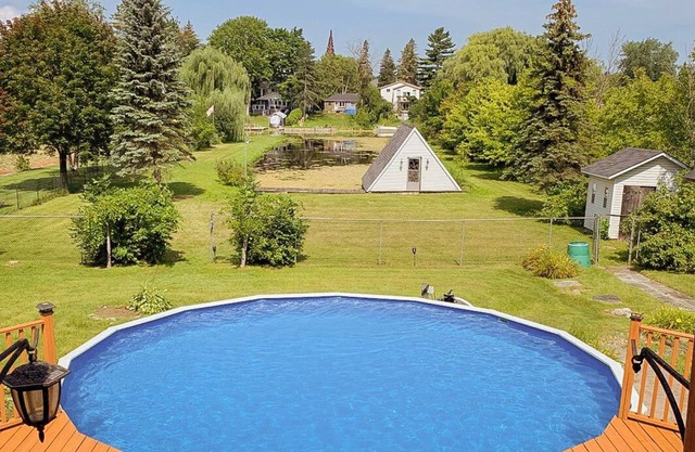 Beautiful Waterfront Cottage with Pool & HomeTheater