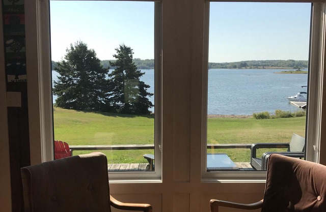 Wunderschönes Anwesen am Wasser mit großer Terrasse, hübschem Pavillon und eigenem Steg.