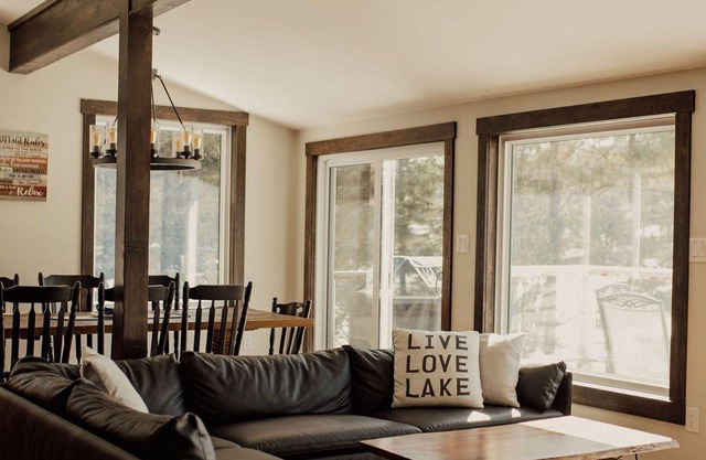 Beautiful Waterfront 4 Season Lake House