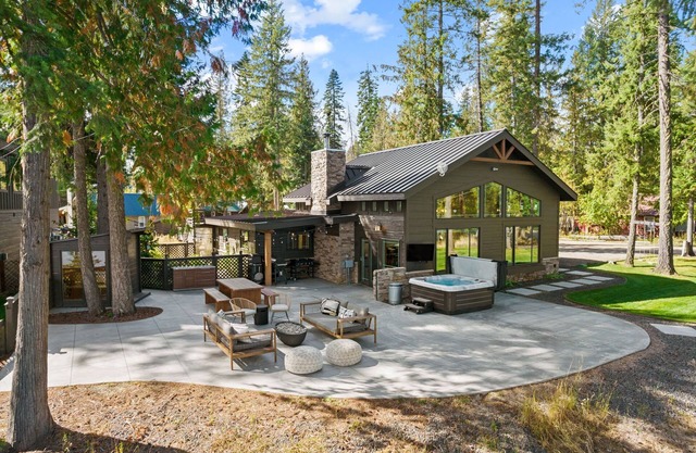 Beautiful Waterfront Cabin with a Hot Tub & Sauna