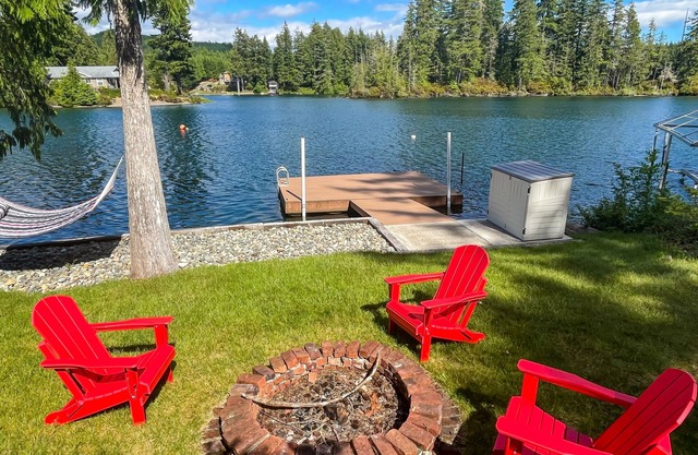 Beautiful waterfront escape with SUPs/kayaks/canoe/paddle boards w/ lake access