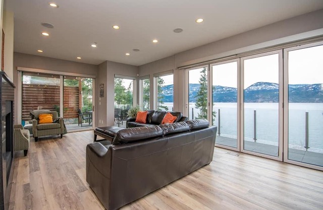 Beautiful Waterfront Executive House