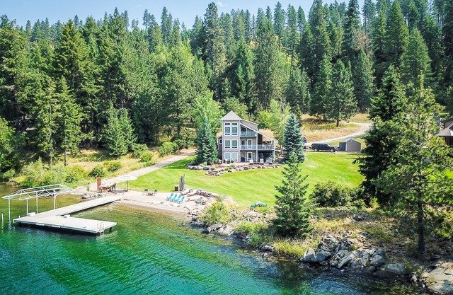 Beautiful waterfront getaway in Bottle Bay