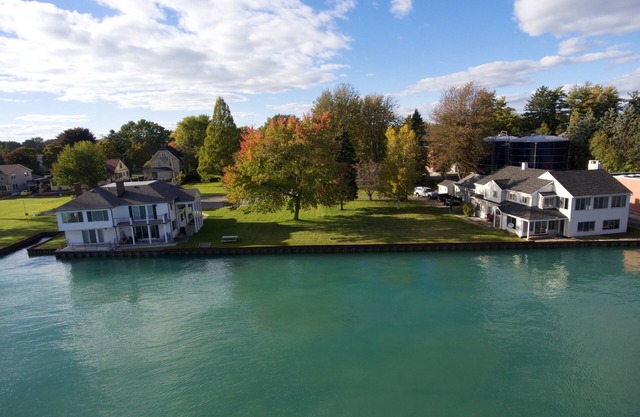 Schönes Haus am Wasser mit Blick auf die St. Clair River
