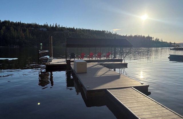 Wunderschöner Rückzugsort am Wasser mit eigenem Strand, großem Deck und persönlichem Dock!