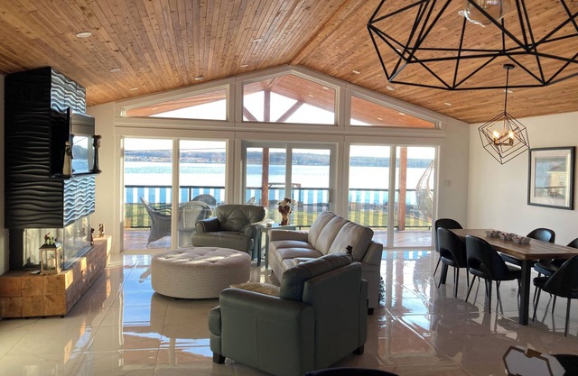 Beautiful Waterfront Retreat