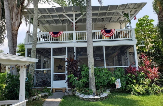 Beautiful waterfront vacation home with canal access to Lake Okeechobee