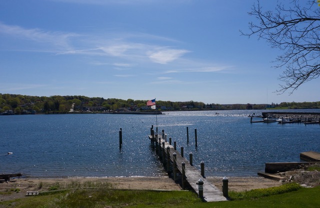 Haus am Wasser mit Strand und Dock