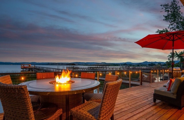 Beautiful waterfront Lakehouse w/ stunning sunset views!