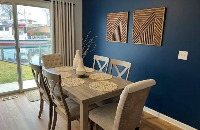 Beautiful waterfront vacation home -open & modern
