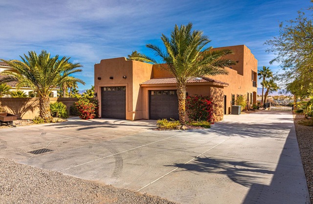 Beautiful Waterfront Villa with loading dock!