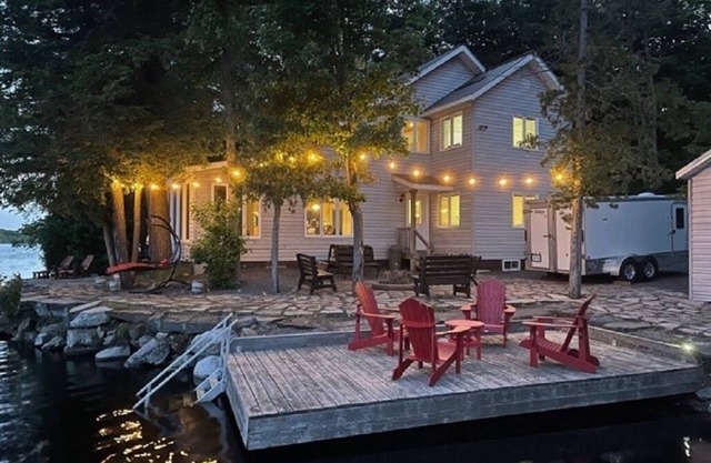 Beautiful well kept Private waterfront cottage on Big Gull Lake