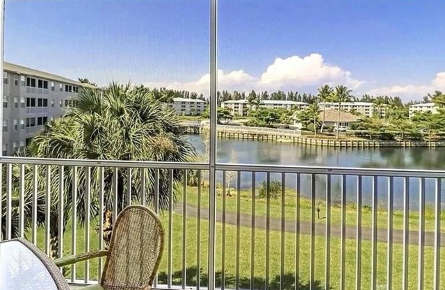 Beautiful, well-maintained 2B 2BA apt in gated community 3 miles to the beach!