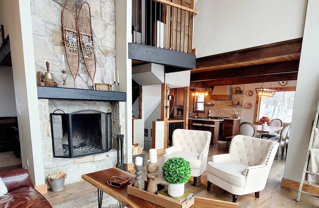 Beautiful West-Facing Home with Amazing Mountain & Sunset Views, Fireplace