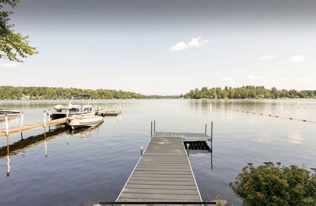 Beautiful White Lake Lakehouse on Woodstock Way!