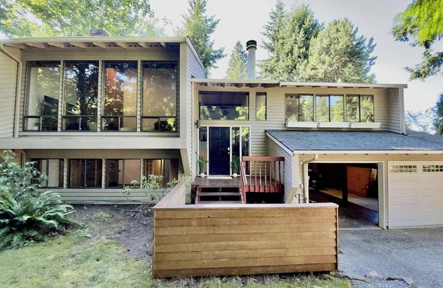 Beautiful with Fenced Yard in Bellevue