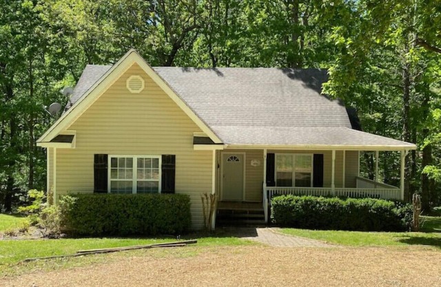 Beautiful wooded home. Close to Sardis Lake, Batesville, Oxford, and Southaven