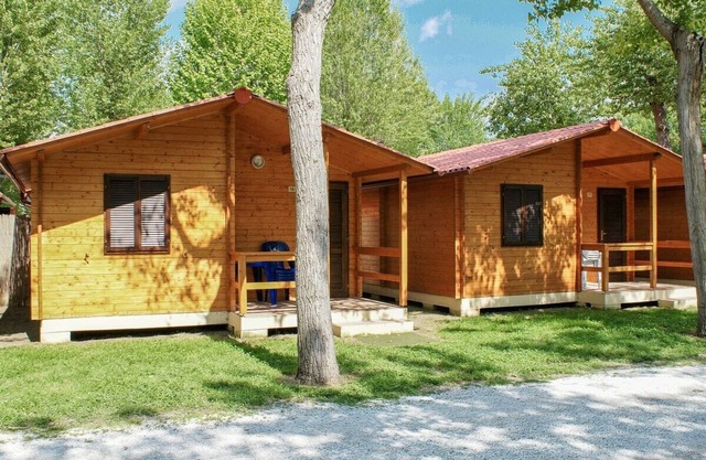 Schönes Holzhaus mit Veranda und nah am Strand.