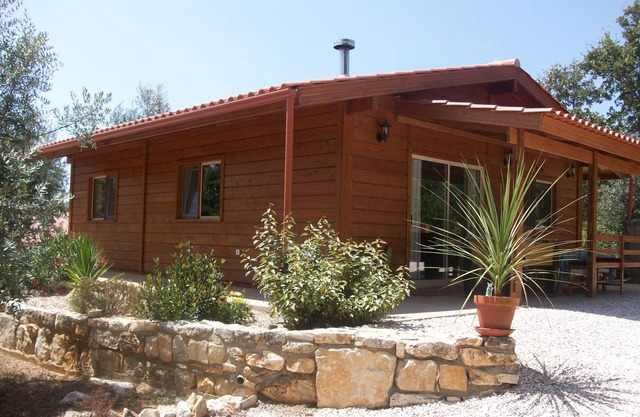 Wunderschöne Holzhütte inmitten von Olivenhainen mit Gemeinschaftspool. In der Nähe von Annehmlichkeiten