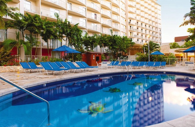 Beautiful Wyndham Waikiki Beach Walk - 1BR Deluxe - Sleeps 4