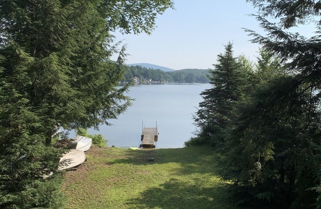Beautiful Year Round Lake Front Retreat