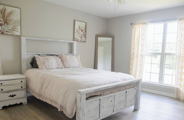 Beautifull farm house located in Dickson, TN- ONLY 54 mins to downtown Nashville