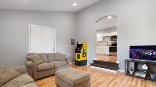 Beautifull Whole House! Walk to Niagara Falls! 4 Bedroom Home