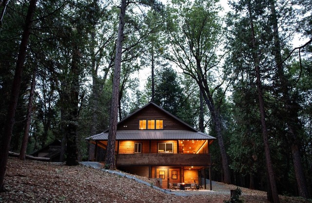 Abgeschiedenes, 3000 m² großes, 3-stöckiges Haus auf einem 150 Hektar großen Grundstück neben dem Wald El Dorado.