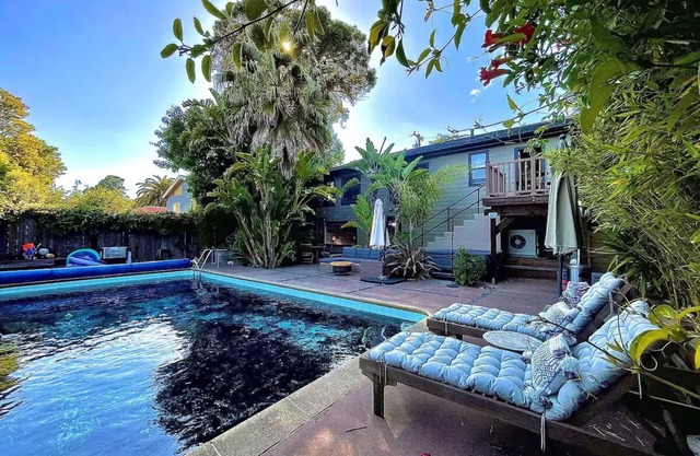 Beautifully appointed studio suite in tropical oasis, proximity to city center