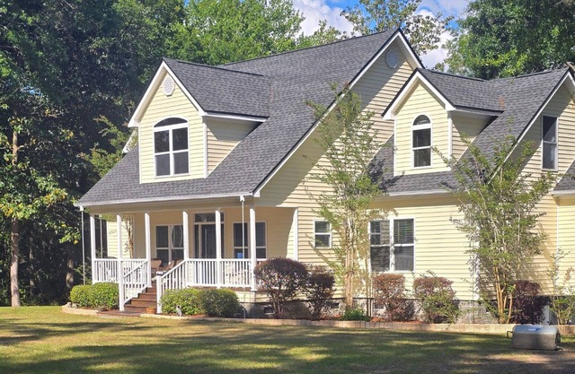 Beautifully appointed river house with private dock and 10 minutes from Beaufort