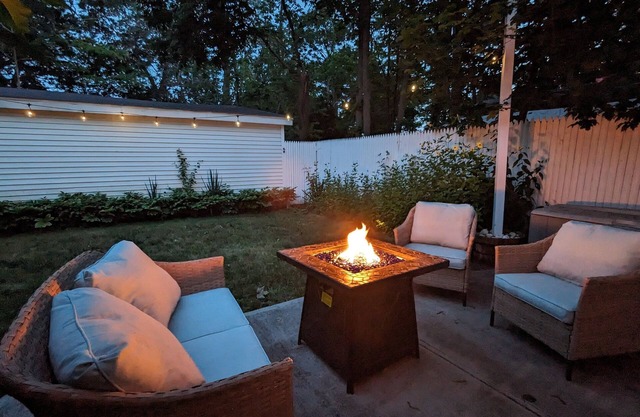 Beautifully decorated1BR Apartment - Full Kitchen, Private Backyard & Fire Pit!
