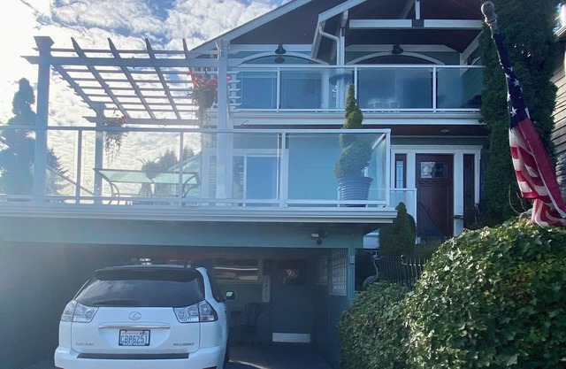Beautifully decorated, furnished 3-story home w/upper & main decks w/viewsofLake