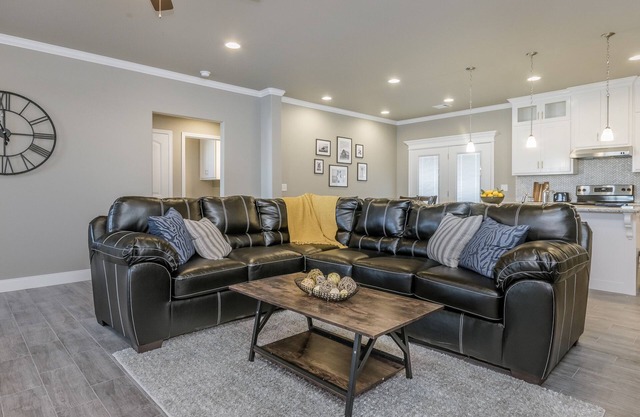Beautifully Decorated New Home, King Bed, Washer/Dryer & Fully Stocked Kitchen