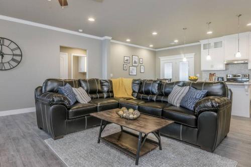 Beautifully Decorated New Home, King Bed, Washer/Dryer & Fully Stocked Kitchen