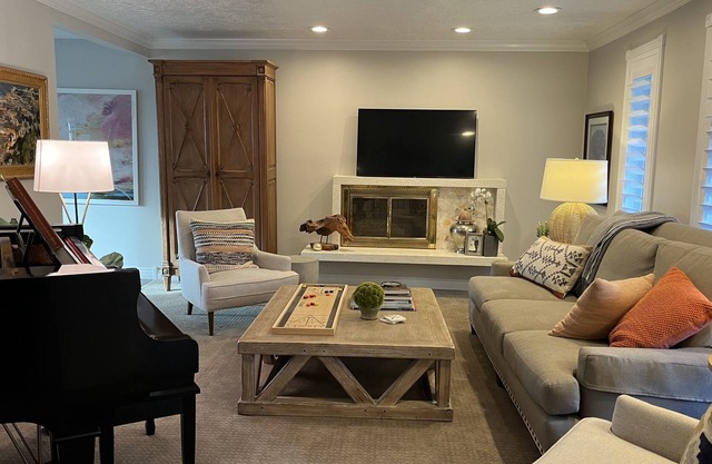 Beautifully decorated home - Close to Everything!!