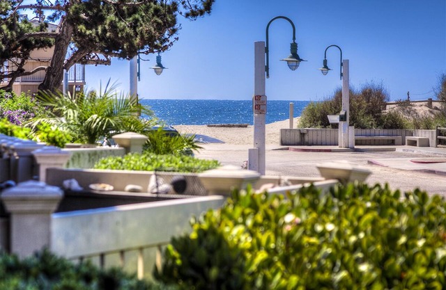 Schön dekoriert Condo Schritte zum Strand