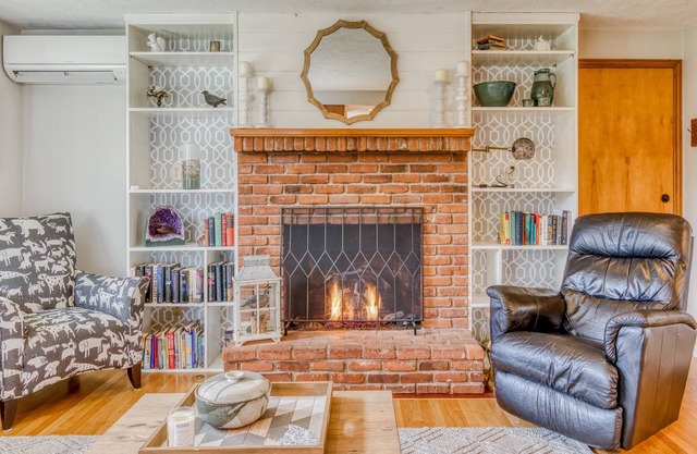 Beautifully decorated Home w/ Hot Tub in Monmouth close to restaurants & shops