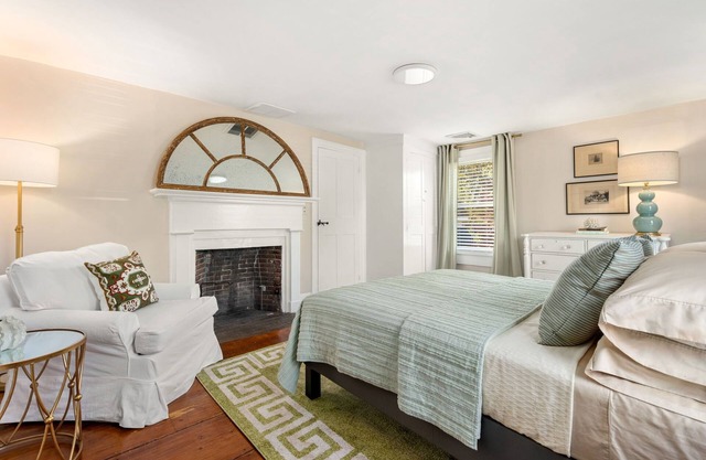Beautifully Designed Guest House on Charming Aquidneck Island