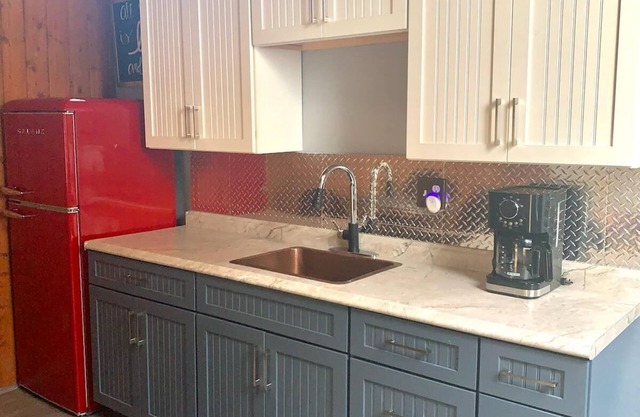 Beautifully furnished 2nd floor private 1 bedroom apt&kitchen& double GE range