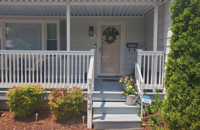 Beautifully Furnished 3 Bedroom, 1 Bath House close to the Hard Rock Casino!