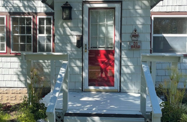 Beautifully furnished 3-bedroom home located half a mile from Hillsdale College